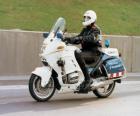 Моторизованный полицейский с его мотоциклом